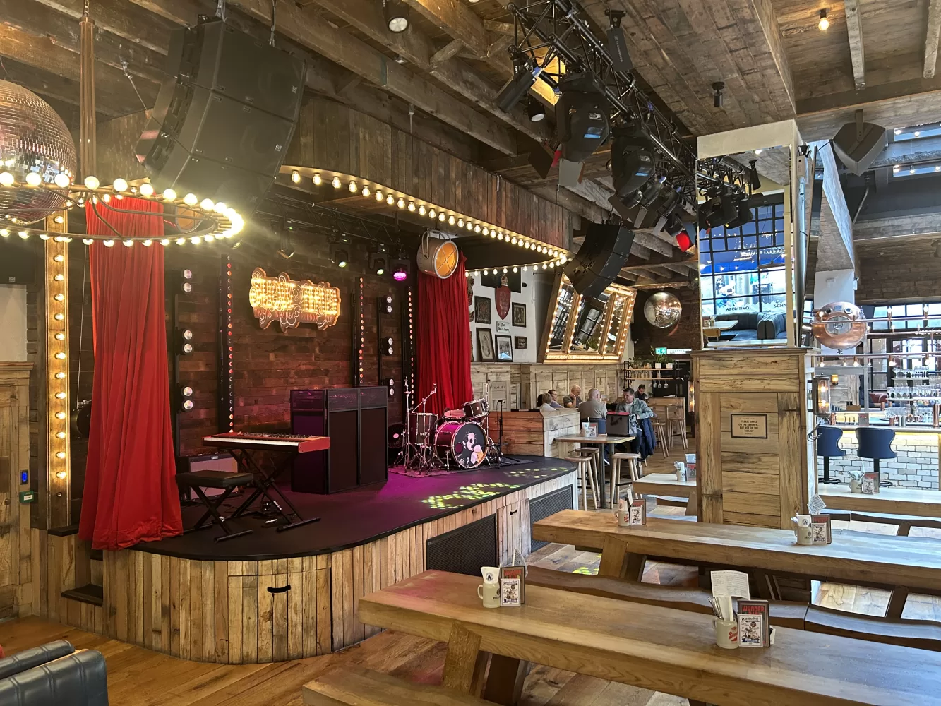 alberts-schloss-liverpool-stage-production-av