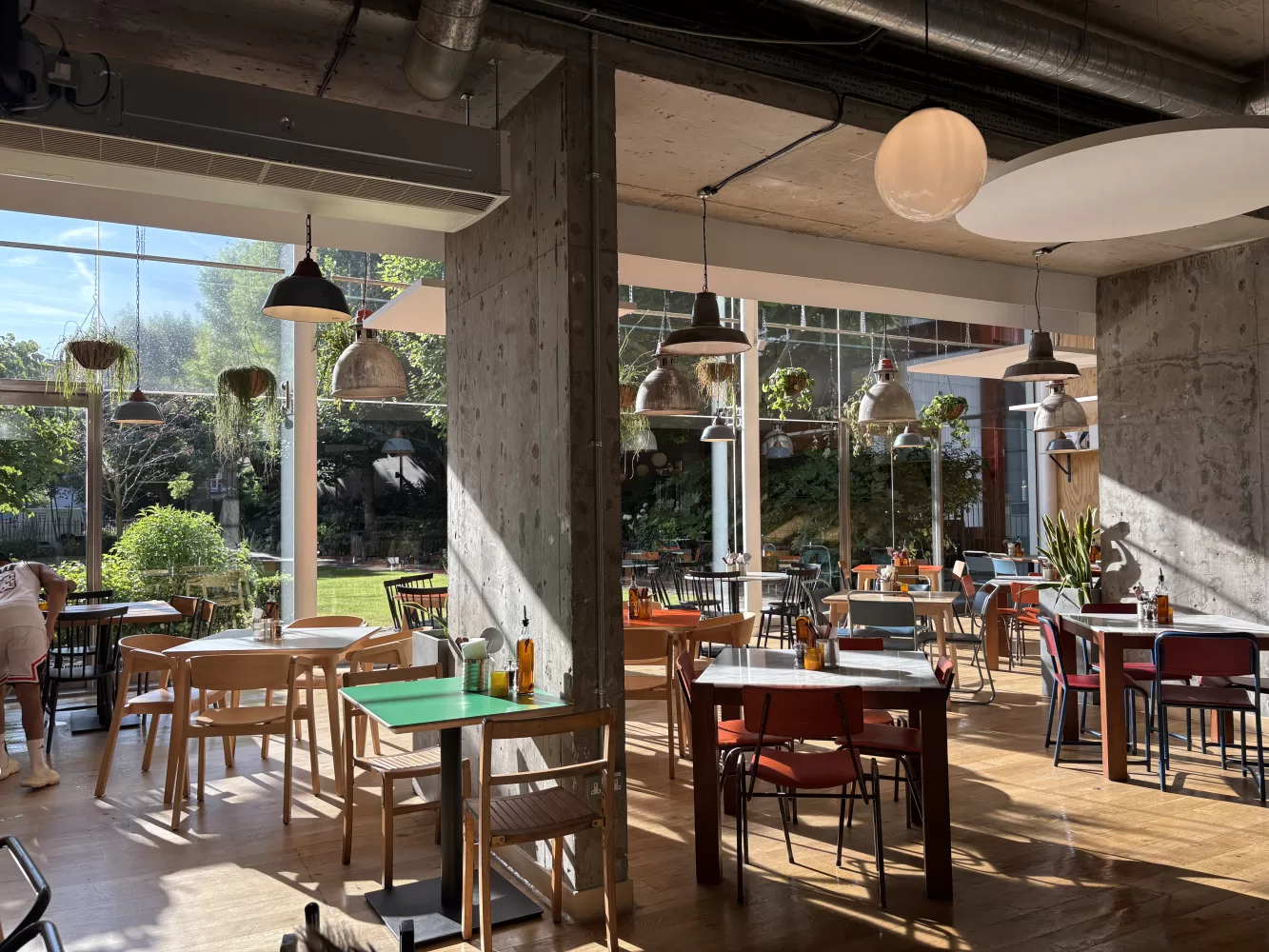 Low-profile restaurant loudspeakers